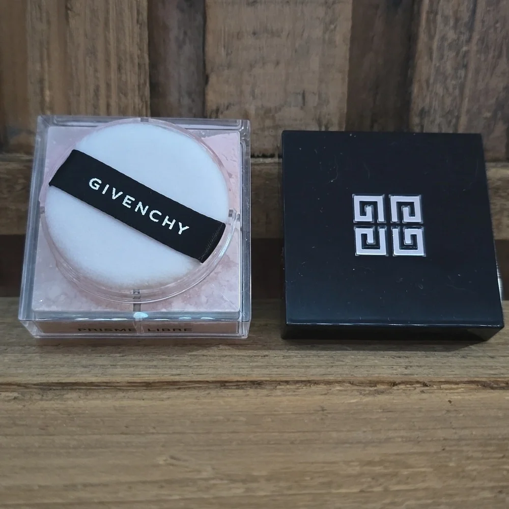 Givenchy Prisme Libre Illuminating & Color Correcting Loose Powder-3 Voile Rose